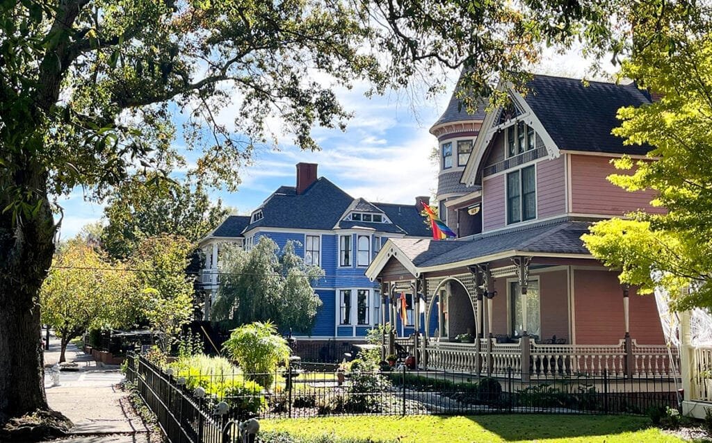 Victorian homes in Atlanta's Grant Park on Grant Street | atlantaandbeyond.com