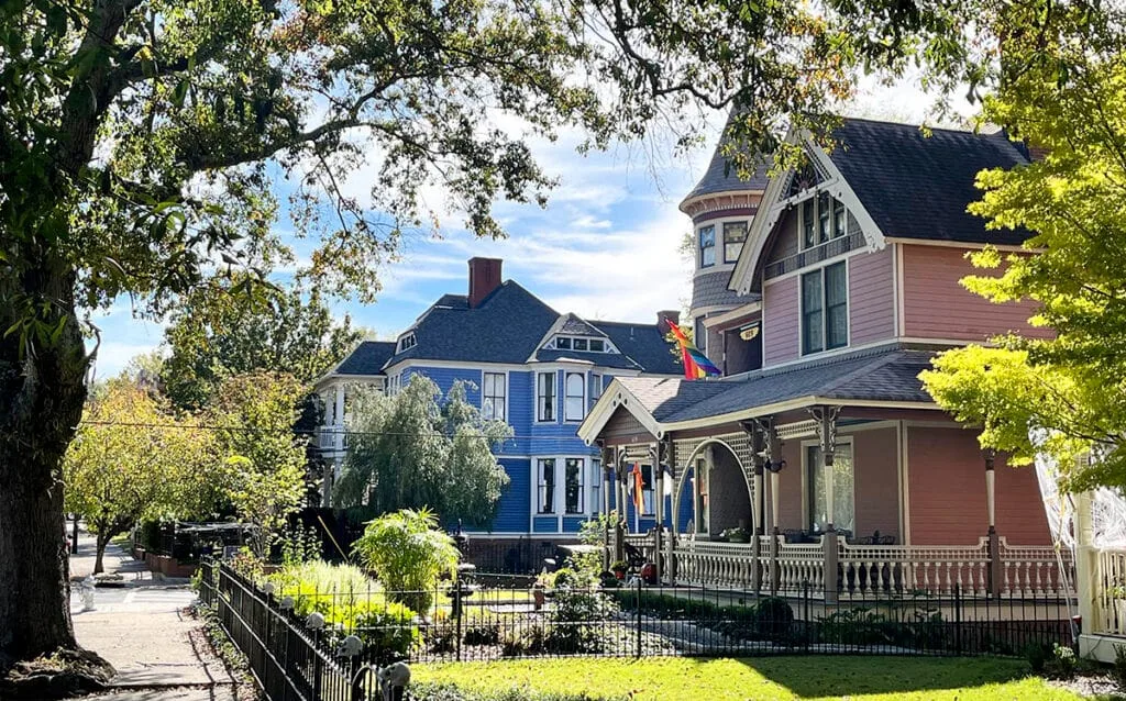 Victorian homes in Atlanta's Grant Park on Grant Street | atlantaandbeyond.com