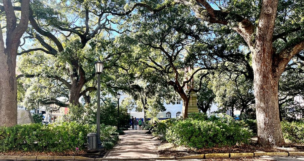 Explore Savannah's historic squares during your long weekend trip | atlantaandbeyond.com
