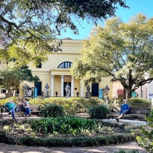 Explore the historic squares as part of the Savannah3-day itinerary | atlantaandbeyond.com