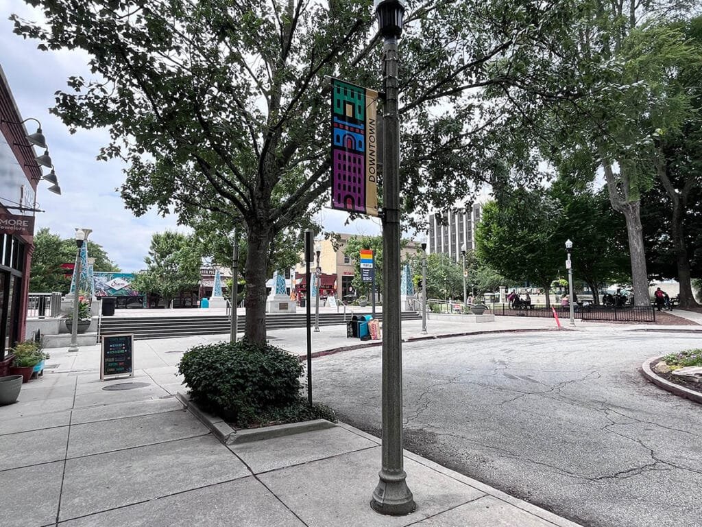 Downtown Decatur is easily accessible by MARTA from Decatur Station | atlantaandbeyond.com