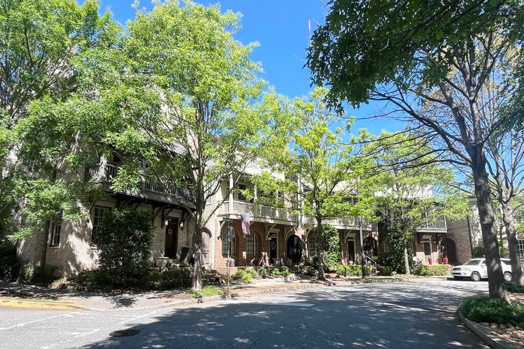 Homes overlooking Brewer Park in the Glenwood Park neighborhood | atlantaandbeyond.com