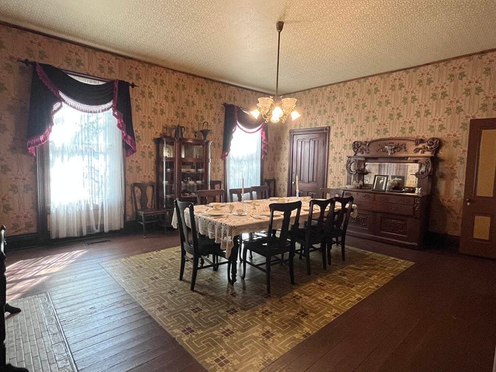 The dining room in the Wren's Nest, Atlanta - house museum | atlantaandbeyond.com
